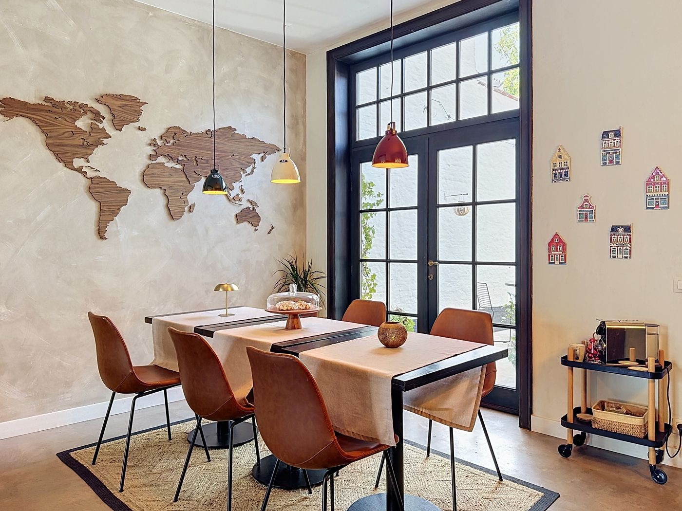 The breakfast room